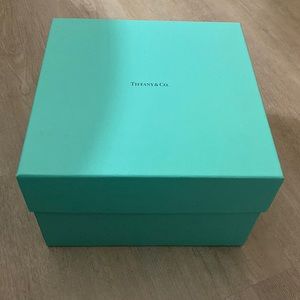 Like new authentic Tiffany&co 10”x10”x6.5” box